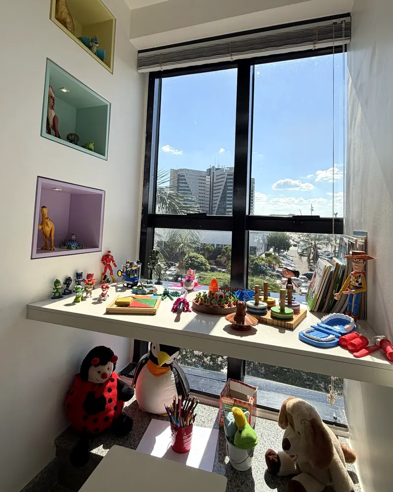 Cantinho de brinquedos da Zelo, com janela ampla e bichos de pelúcia
