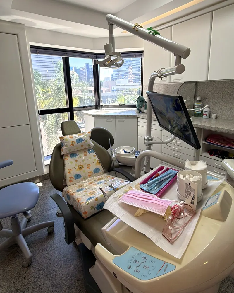 Cadeira odontológica com lençol infantil e tela para desenhos