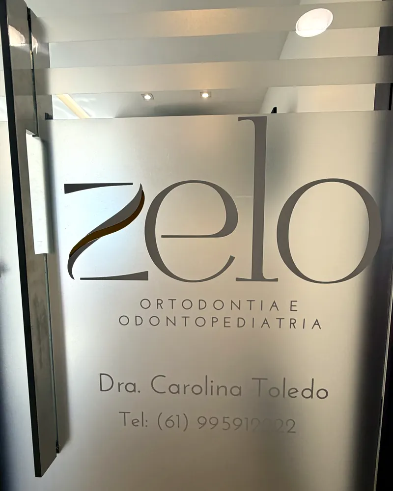 Porta de vidro da Zelo com o logo e o nome da Dra. Carolina Toledo